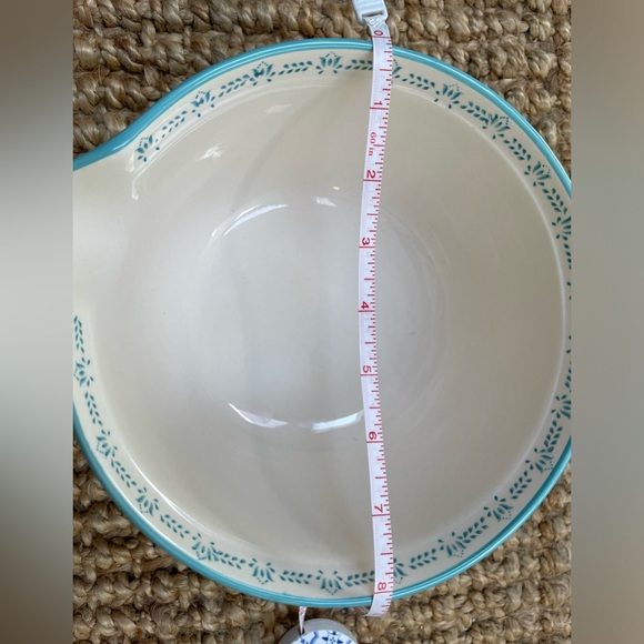 Vintage, the pioneer woman Mazie mixing bowl with spout stoneware - Picture 3 of 7